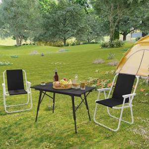 WOLTU Campingstuhl 2er Set mit Tisch im Grünen. Faltbare, schwarze Klappstühle mit weißem Gestell.
