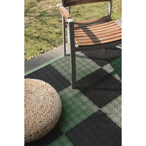 Andiamo Klick-Fliesen Grün/Schwarz (7 Stk.) auf Terrasse mit Stuhl und Hocker.