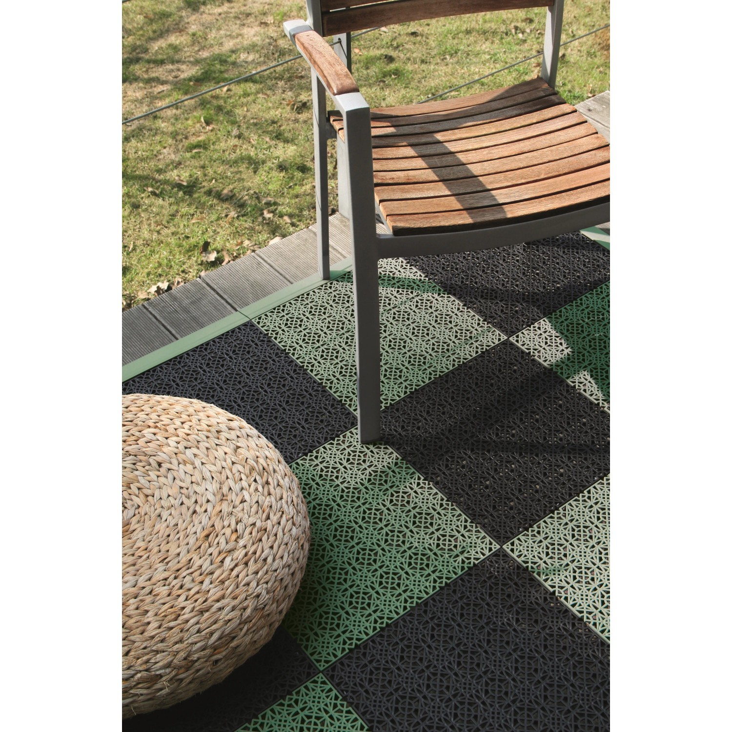 Andiamo Klick-Fliesen Grün/Schwarz (7 Stk.) auf Terrasse mit Stuhl und Hocker.