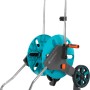 Gardena CleverRoll M Schlauchwagen mit Rädern, Griff und Kurbel in Türkis und Grau.