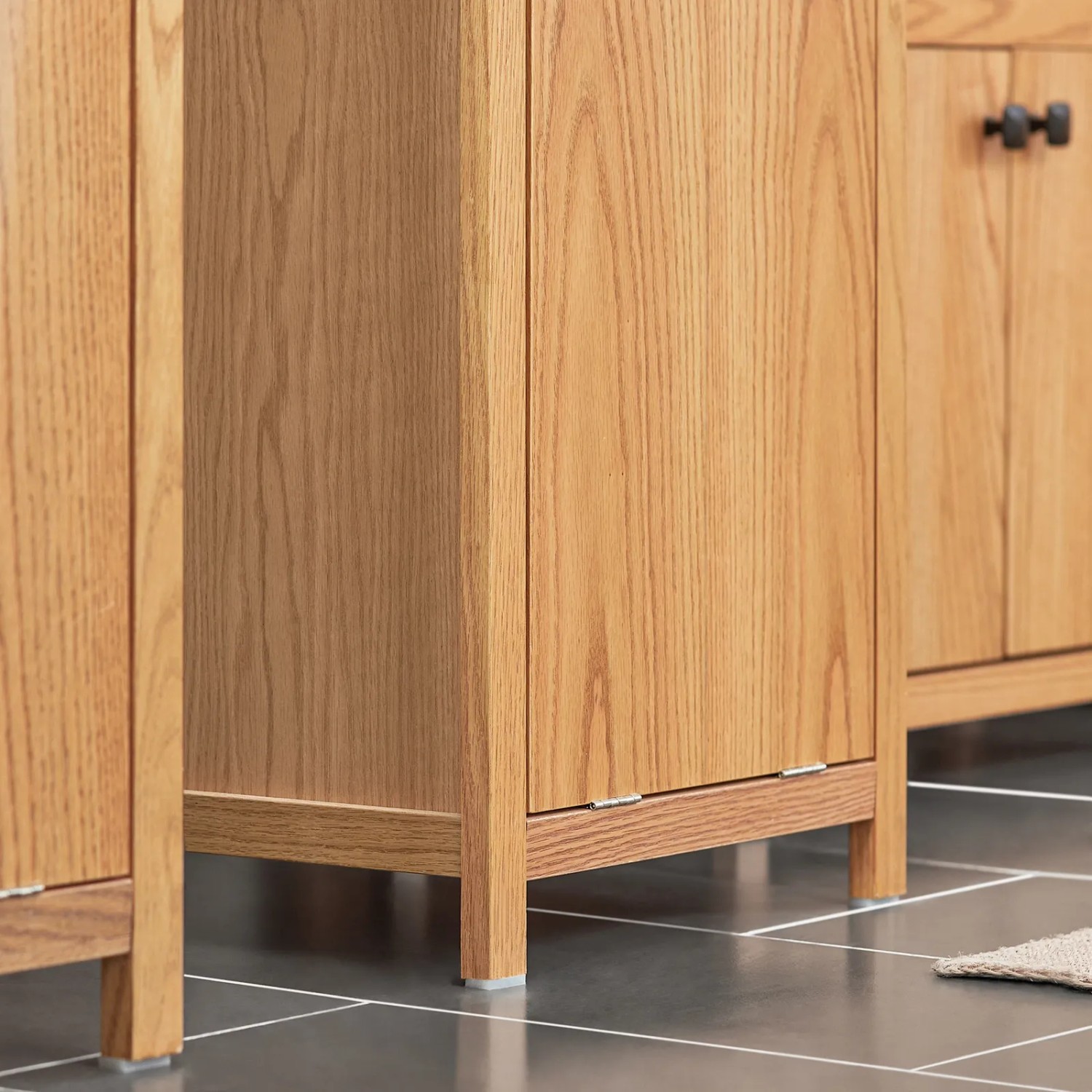 SoBuy Badezimmerschrank BZR95-N aus MDF in Natur, Detailansicht der Füße.