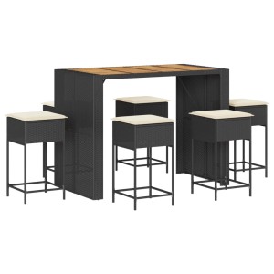 7-tlg. Gartenbar-Set: Schwarzer Poly Rattan Tisch mit Akazienholzplatte und 6 Barhockern mit cremefarbenen Kissen.