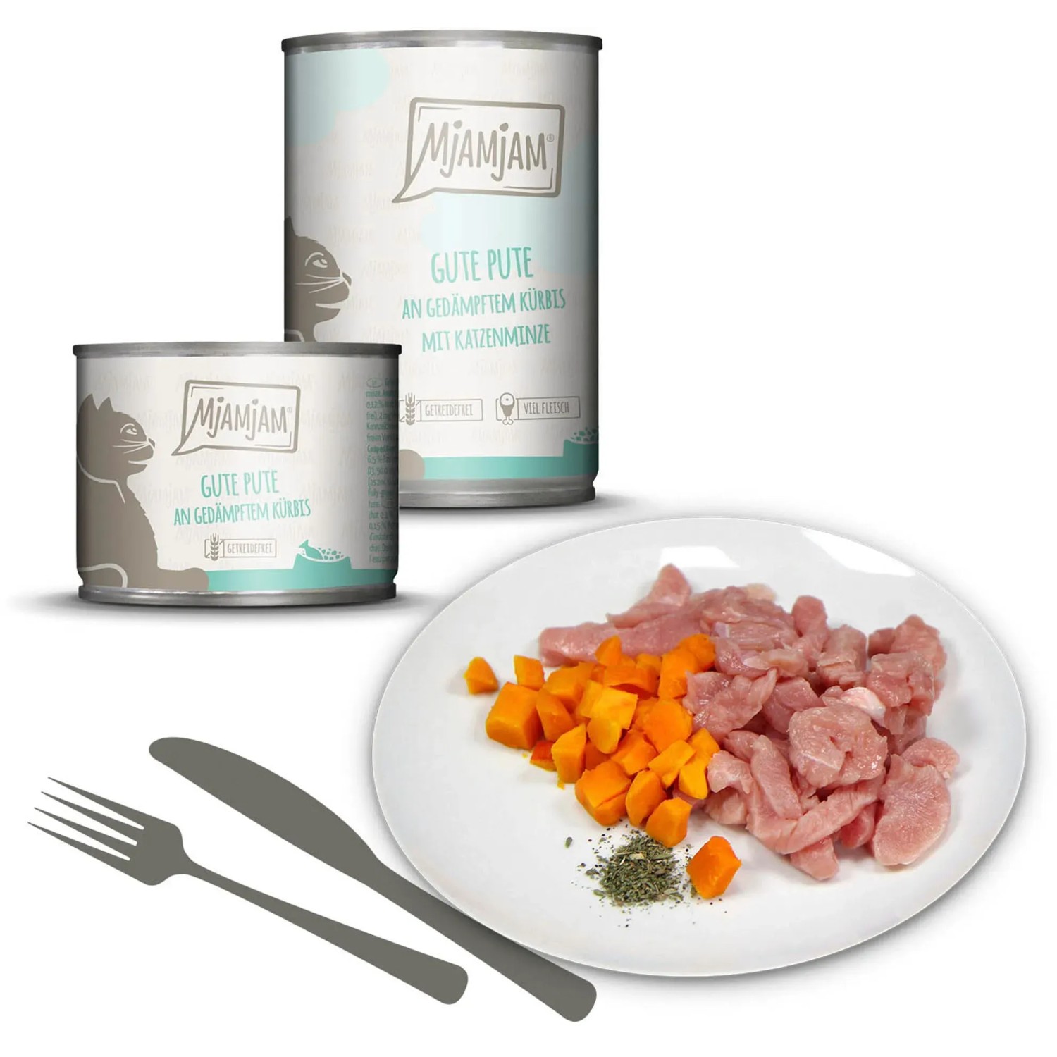 Mjamjam Katzen-Nassfutter Pute mit Kürbis, dargestellt mit Teller mit Futter und zwei Dosen.