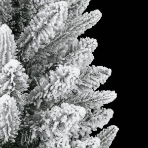 Detailaufnahme: Beschneiter, künstlicher Weihnachtsbaum, 150 cm hoch.