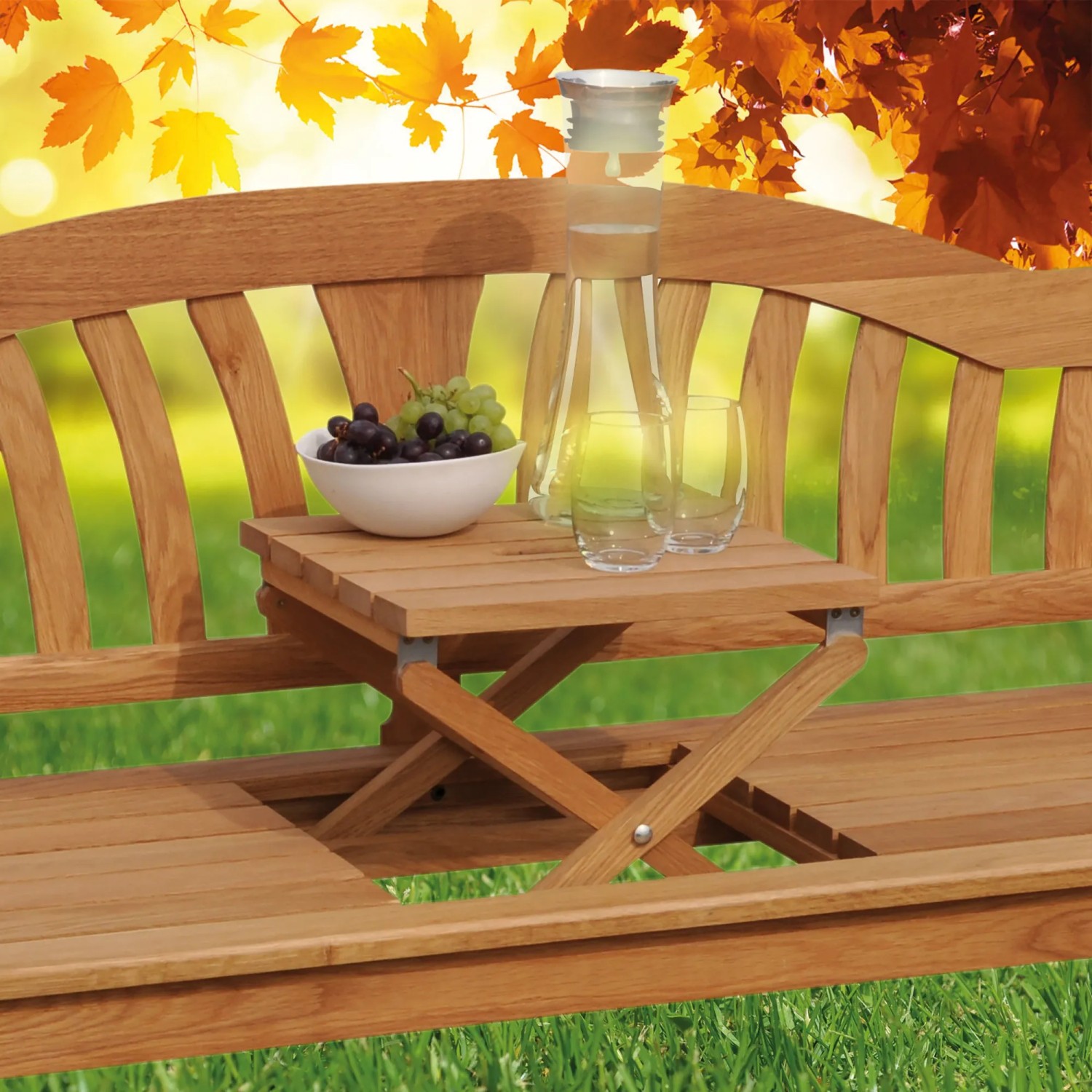 Wilk Landhausbank Usedom Honigbraun mit ausklappbarem Tisch und Getränken auf der Gartenbank.