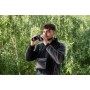 Mann mit Bresser Hunter 8x40 Fernglas in Schwarz bei der Beobachtung in der Natur.