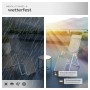 Grauer Tectake Aluminium Gartenstuhl, wetterfestes Textilene-Gewebe. Klappbar, gezeigt bei Regen und Sonne.