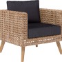 Sessel aus Polyrattan in Natur mit anthrazitfarbenen Kissen, Teil des Lounge-Sets Junee.