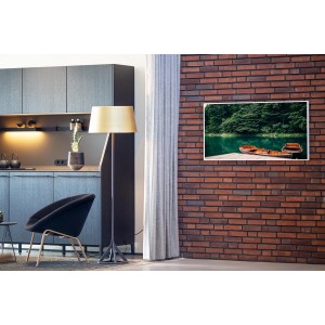 Könighaus Infrarotheizung mit Boot und See Motiv an Ziegelwand im Wohnraum.