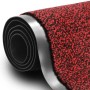 Gerollte, rote Karat Schmutzfangmatte SKY 90x150 cm mit schwarzem Muster und Vinyl-Rückseite.