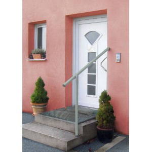 Treba Eingangsgeländer GA1, seitliche Montage, 115 cm, Aluminium eloxiert, vor Hauseingang.