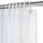 Ausziehbare Wenko Duschvorhangstange Luz, chrom, mit Duschvorhang und Ringen.