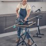 Frau sägt Profil auf Wolfcraft Master 650 Ergo Werkbank. Höhenverstellbarer Spanntisch für Heimwerker.