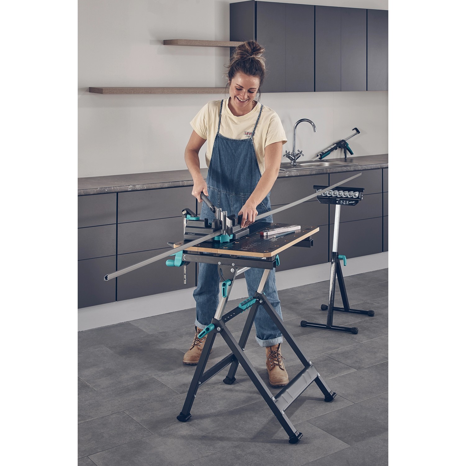 Frau sägt Profil auf Wolfcraft Master 650 Ergo Werkbank. Höhenverstellbarer Spanntisch für Heimwerker.