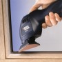 LUX Haftdreieck K60 für Black+Decker Versaschleifer beim Schleifen eines Holzfensters.
