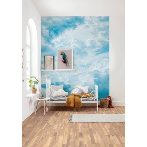 Komar Vliesfototapete Himmelszelt (200x250 cm) im Kinderzimmer mit Wolkenmuster.