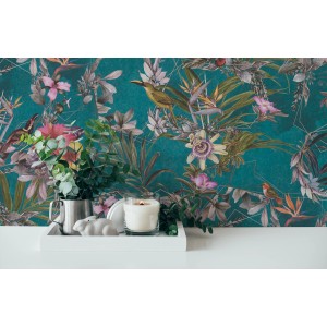 Vliestapete mit Blumenmuster in Blau und Grün. Dekorative Tapete mit floralem Design.