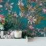 Vliestapete mit Blumenmuster in Blau und Grün. Dekorative Tapete mit floralem Design.