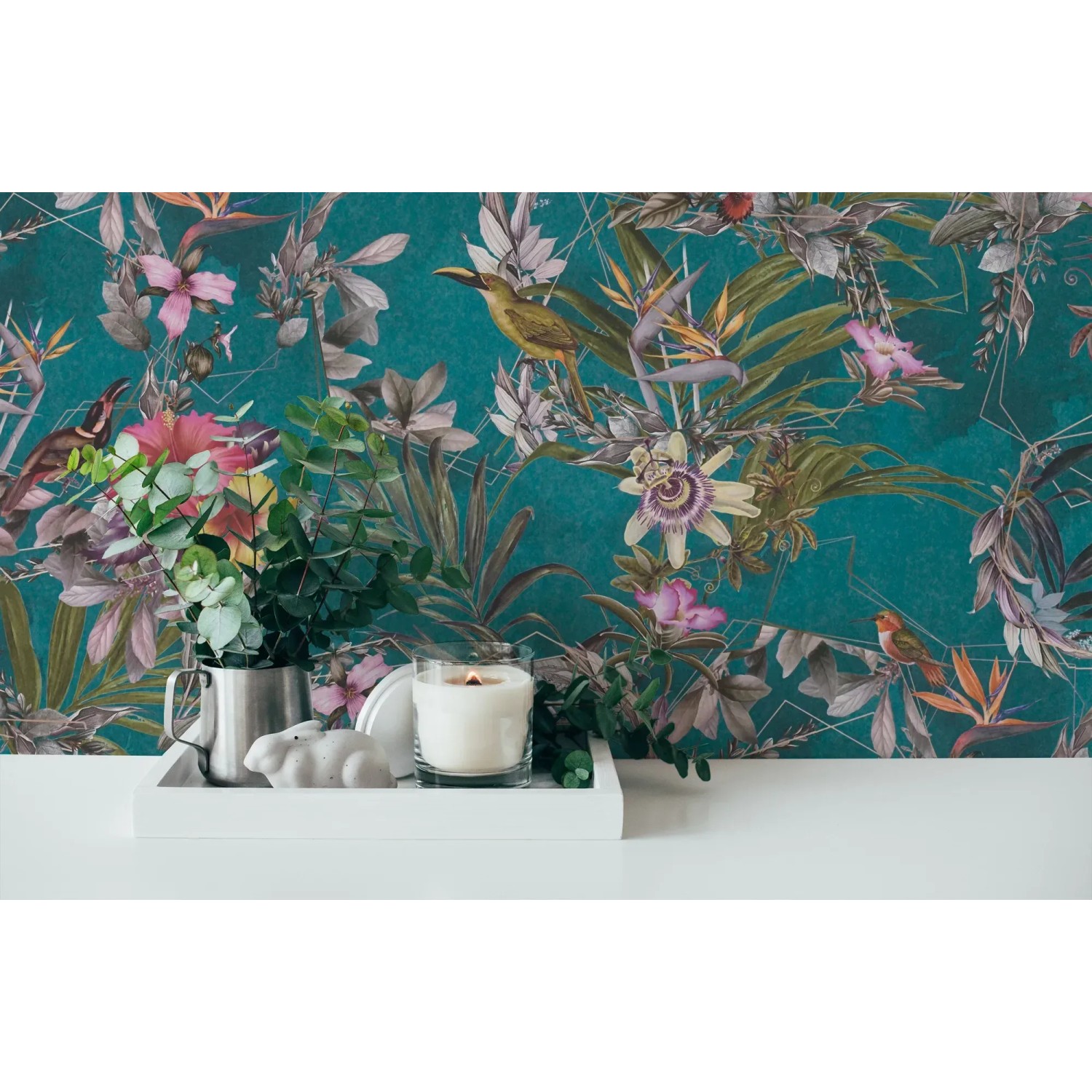 Vliestapete mit Blumenmuster in Blau und Grün. Dekorative Tapete mit floralem Design.