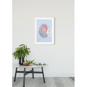 Komar Wandbild Happy Blue, 50x70 cm, mit rosa Heißluftballon Motiv im weißen Rahmen.