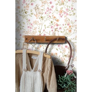 ESTAhome Vliestapete mit niedlichen Kaninchen, grünen Blättern und rosa-orangen Blüten. Ideal für Kinderzimmer.