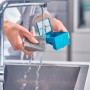 Reinigung des Schmutzwassertanks vom Leifheit Akku-Saugwischer unter fließendem Wasser.