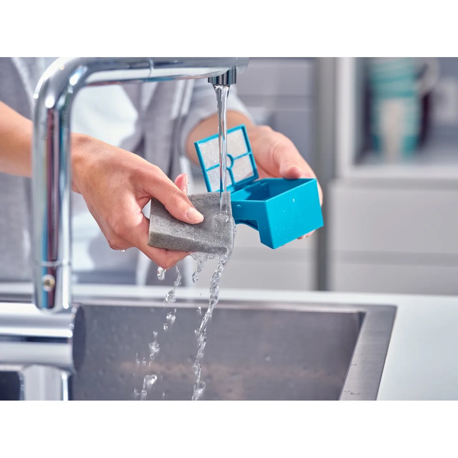 Reinigung des Schmutzwassertanks vom Leifheit Akku-Saugwischer unter fließendem Wasser.