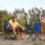 Blauer Sunula Campingstuhl mit Mann und Hund im Grünen. Faltbarer Anglerstuhl mit Getränkehalter.