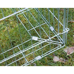 Detailansicht des verzinkten Kerbl Freigeheges mit Ausbruchsperre auf Rasen.