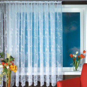 Weiße, transparente Arsvita Gardine Marburg mit Blumenmuster vor Fenster.