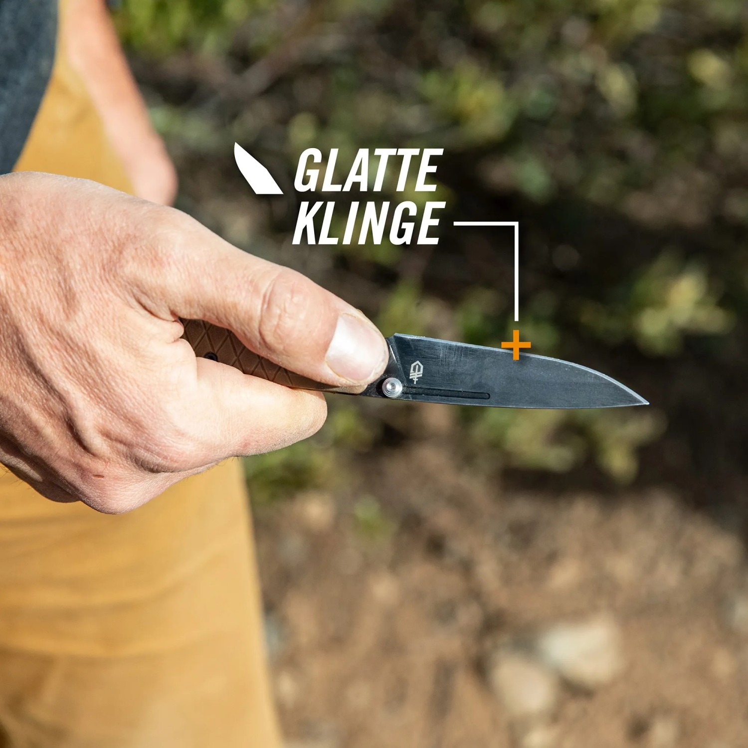 Gerber Zilch Taschenmesser mit glatter Klinge in der Hand, ideal für Camping und Outdoor.