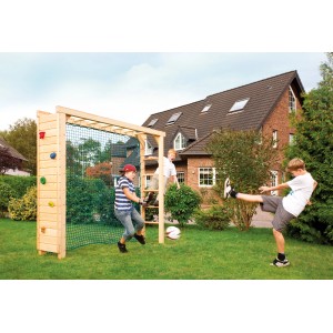 Winnetoo Klettertor aus Lärchenholz mit Kindern beim Spielen im Garten.