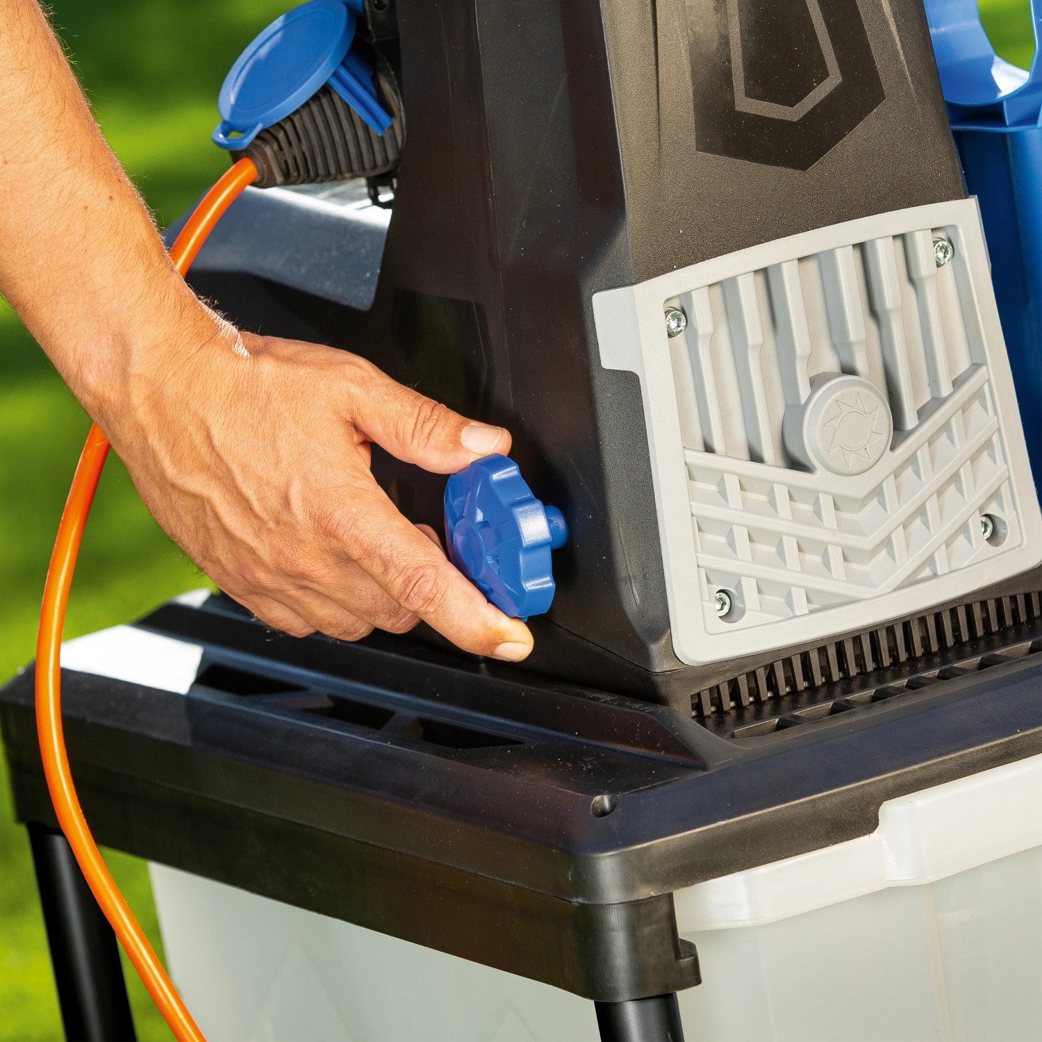 Detailaufnahme: LUX Elektro-Leisewalzenhäcksler E-LH-2800/45B mit Bedienelement.