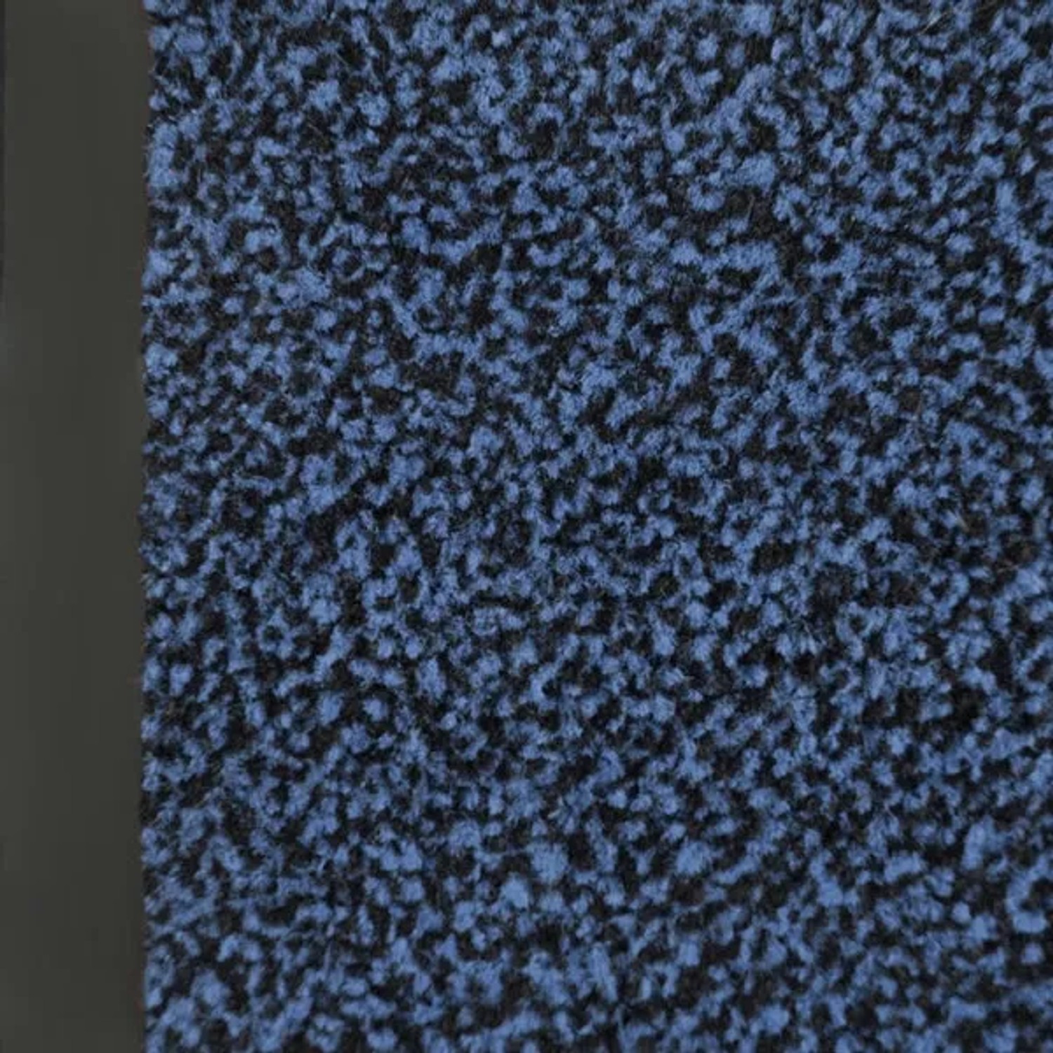 Detailaufnahme der blauen Karat Schmutzfangmatte SKY (120x300 cm) mit meliertem Flor.