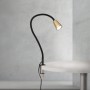 Orion Dotty Klemmleuchte, schwarz-gold, mit flexiblem Schwanenhals, an Tisch geklemmt. Moderne GU10 Innenleuchte.