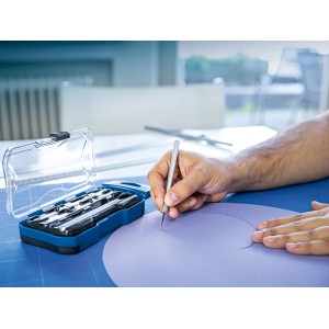 LUX Präzisionsmesser-Set Classic, 10-teilig in Kunststoffbox, im Einsatz beim Schneiden von Papier.