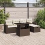 Braune 6-tlg. vidaXL Garten-Sofagarnitur aus Poly Rattan mit Tisch, Sofas, Hocker und cremefarbenen Kissen.