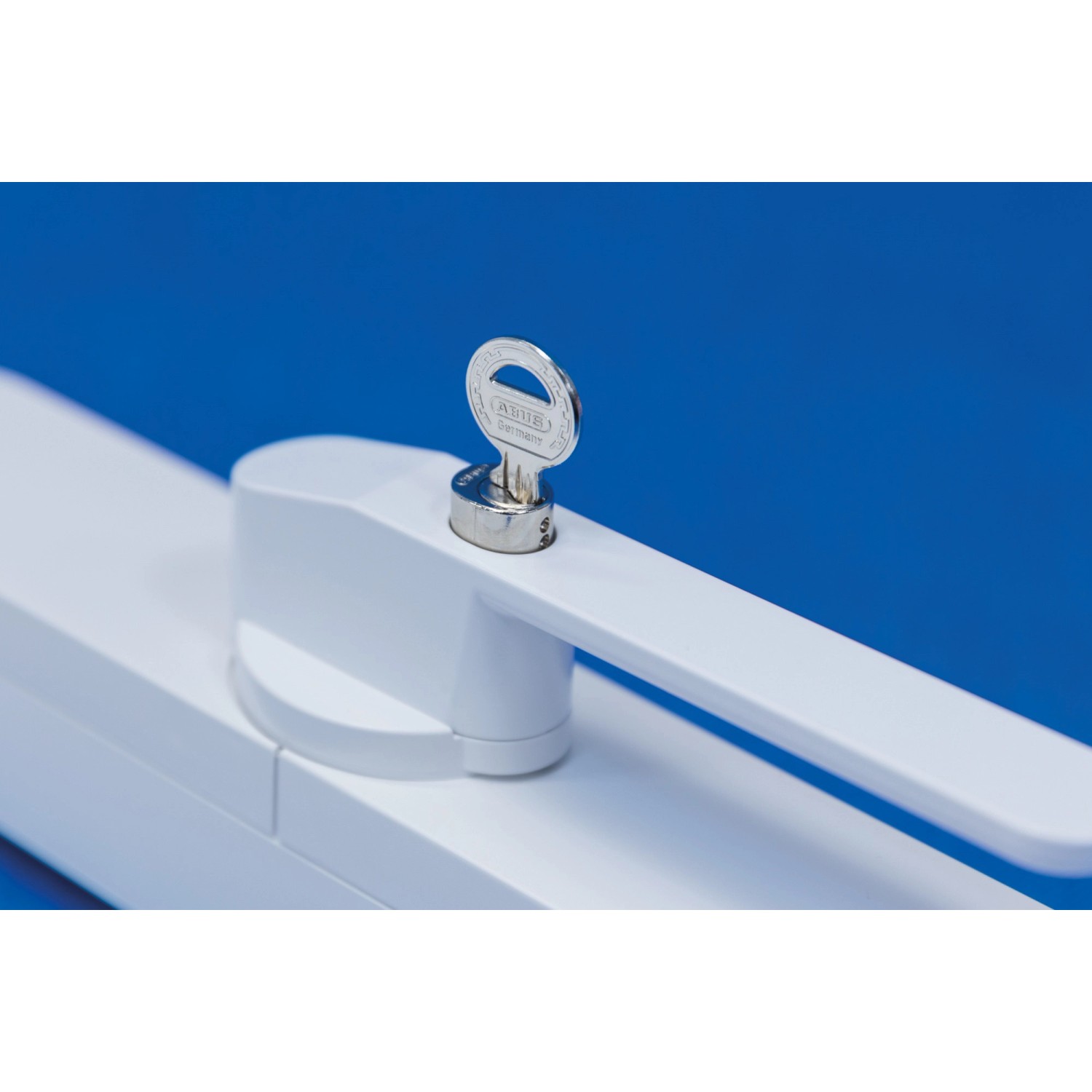Weißer Abus Wintecto One FCA4100 Fensterantrieb mit Schlüssel für Fenstersicherung.