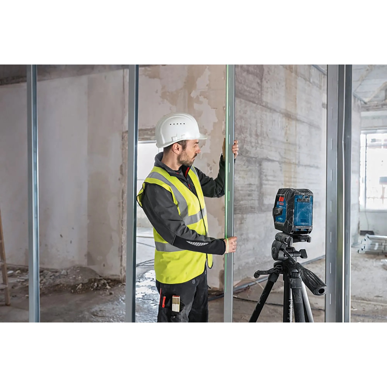 Bosch Professional GLL 20-22 G Linienlaser mit Stativ im Einsatz auf einer Baustelle.