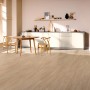 Verlegter Egger Aqua-Laminatboden Sheffield Akazie Natur in hellem Wohnraum mit Küche und Essbereich.
