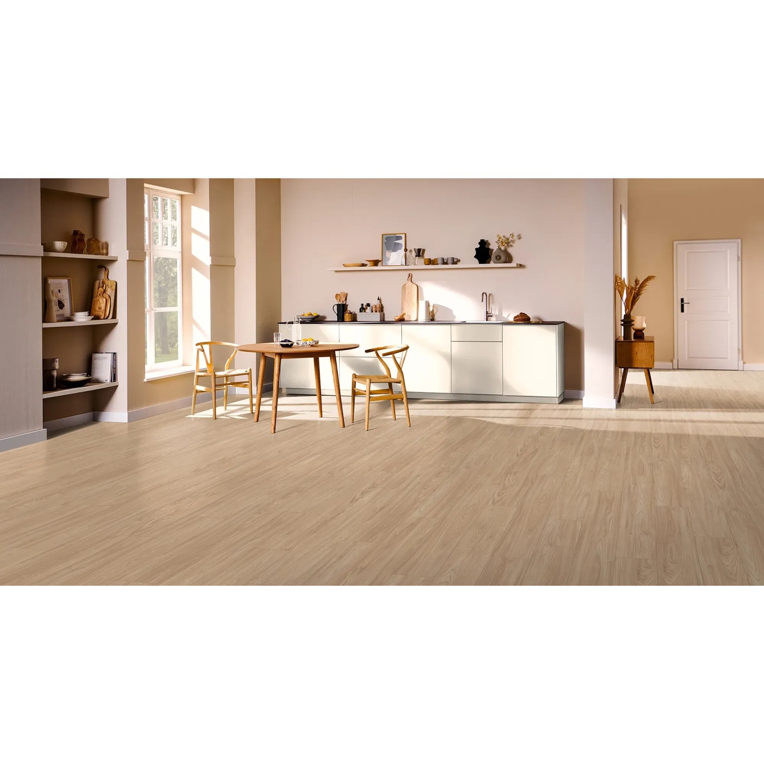 Verlegter Egger Aqua-Laminatboden Sheffield Akazie Natur in hellem Wohnraum mit Küche und Essbereich.