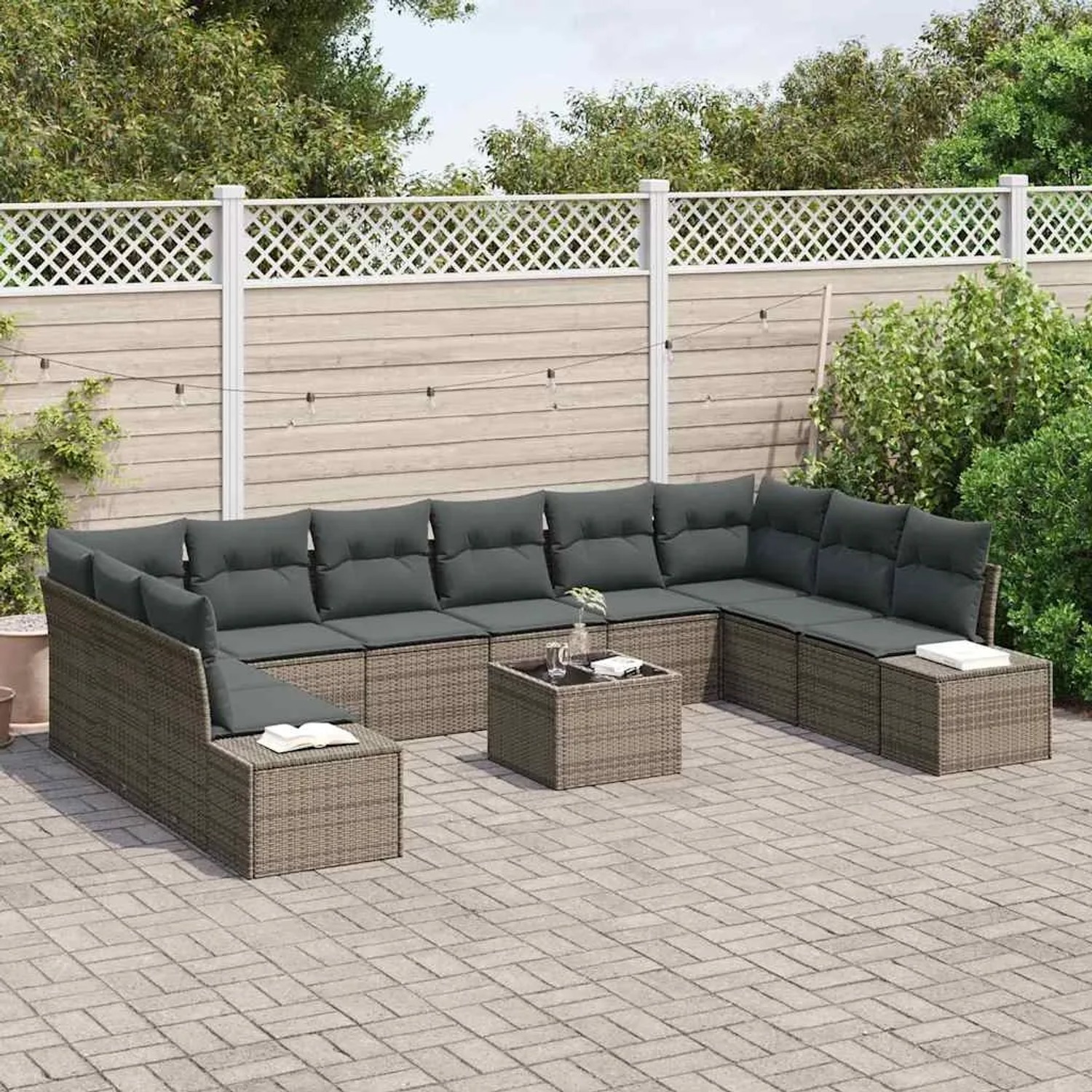 Graues 11-teiliges vidaXL Garten-Sofa-Set aus Poly Rattan mit Kissen und Tisch.