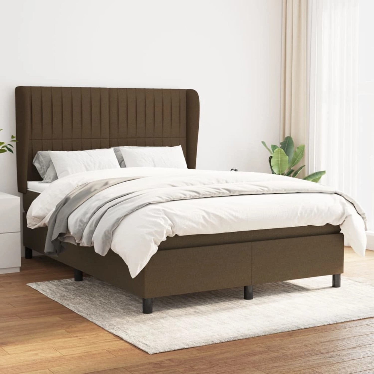 Dunkelbraunes Boxspringbett 140x200 cm mit Stoffbezug und Matratze.