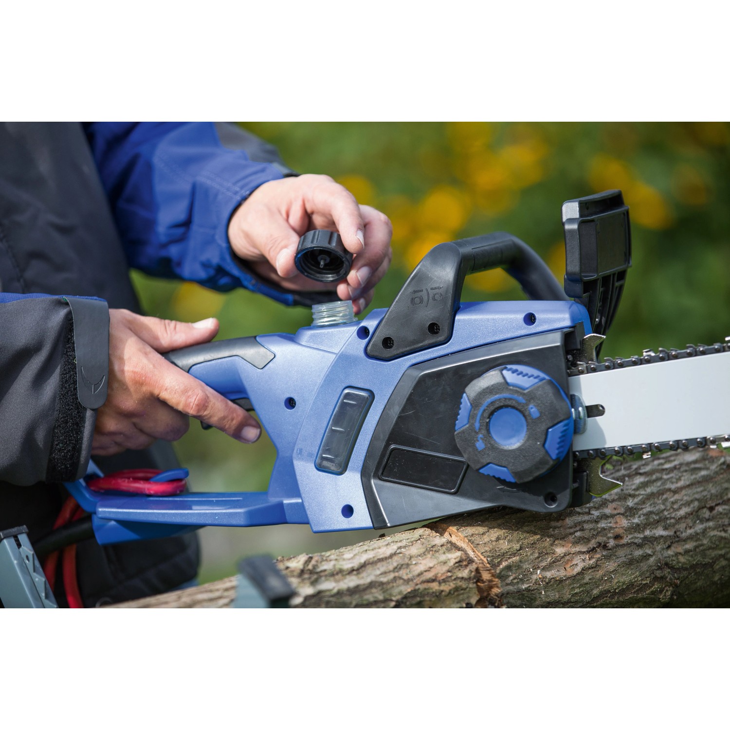 LUX Elektro-Kettensäge E-KS-2400/40 A beim Ölnachfüllen. Ideal für Baumschnitt und Brennholz.