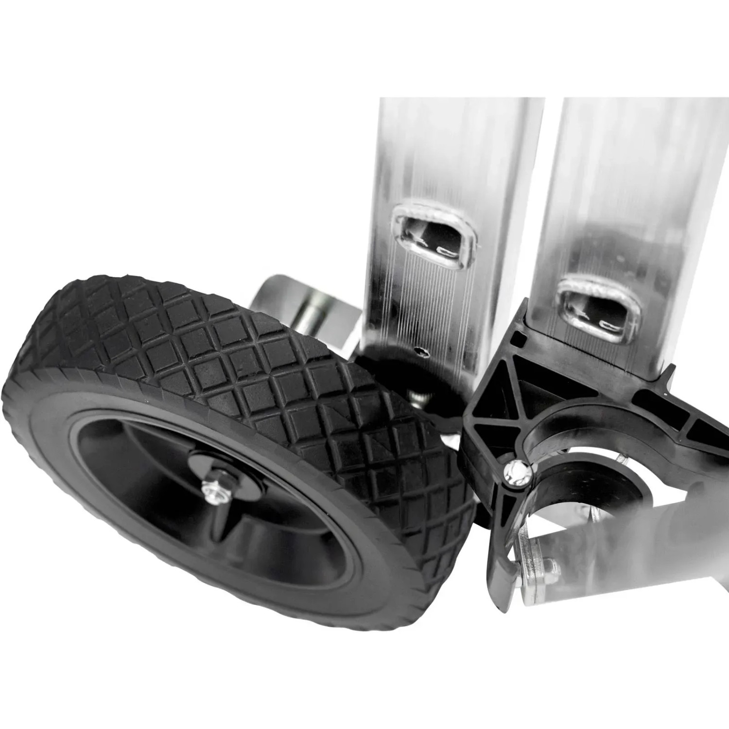 Detailaufnahme der Räder und des Stützfußes der Zarges Teleskop Plattformleiter.