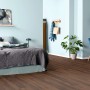 Verlegter Egger Laminatboden EL1307 NatureSense Warmia Nussbaum Braun im Schlafzimmer.