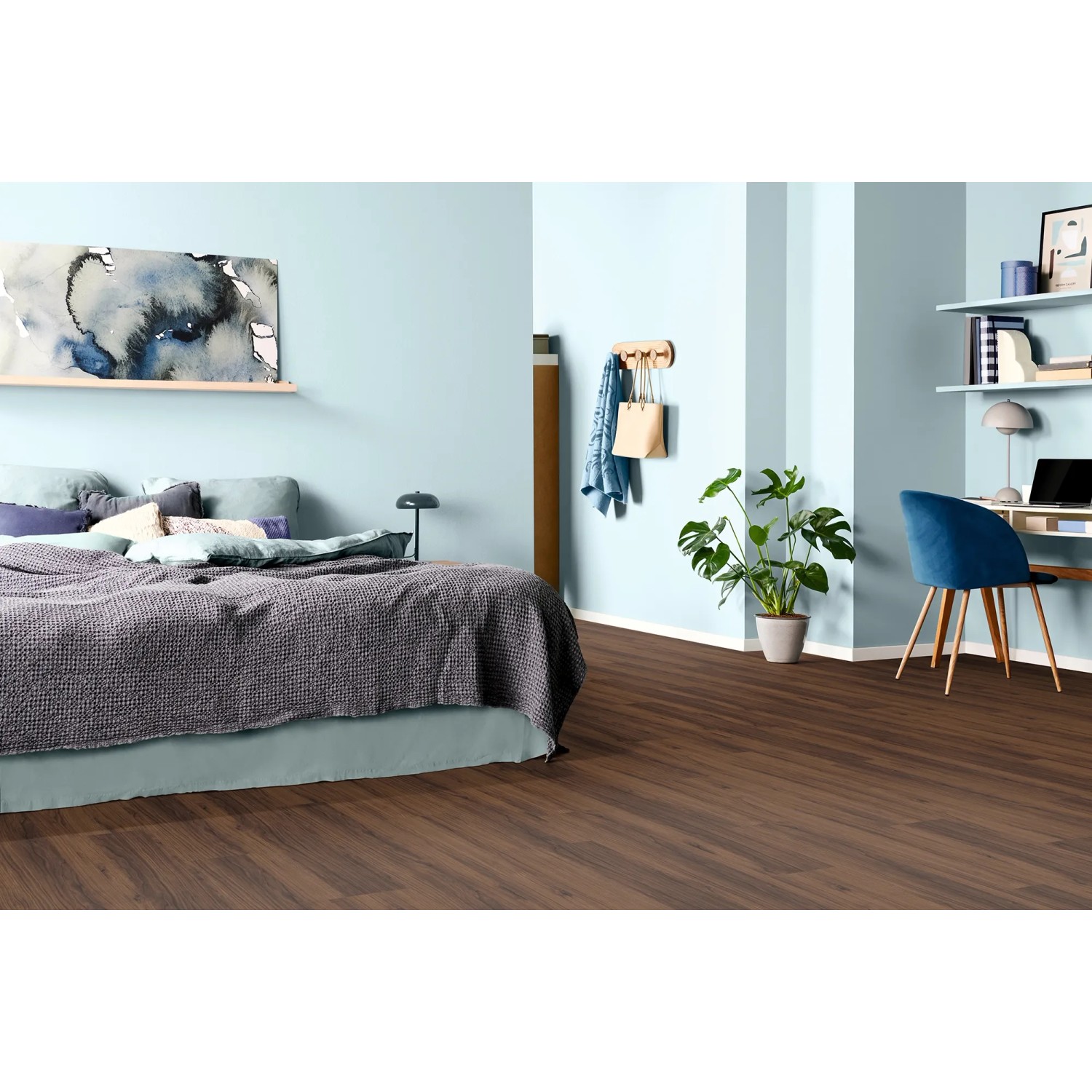 Verlegter Egger Laminatboden EL1307 NatureSense Warmia Nussbaum Braun im Schlafzimmer.