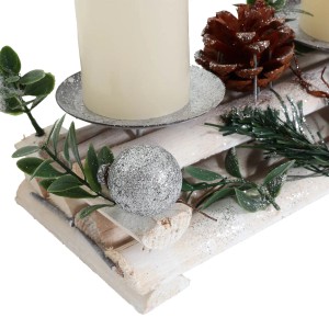 Festliches MCW Adventsgesteck M12 mit Kerzen und silbernen Kugeln als Weihnachtsdekoration.