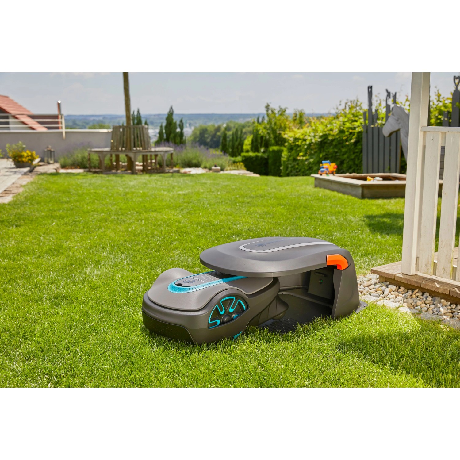 Gardena Mähroboter Garage für Sileno city/life auf Rasen. Schutz vor Wetter.