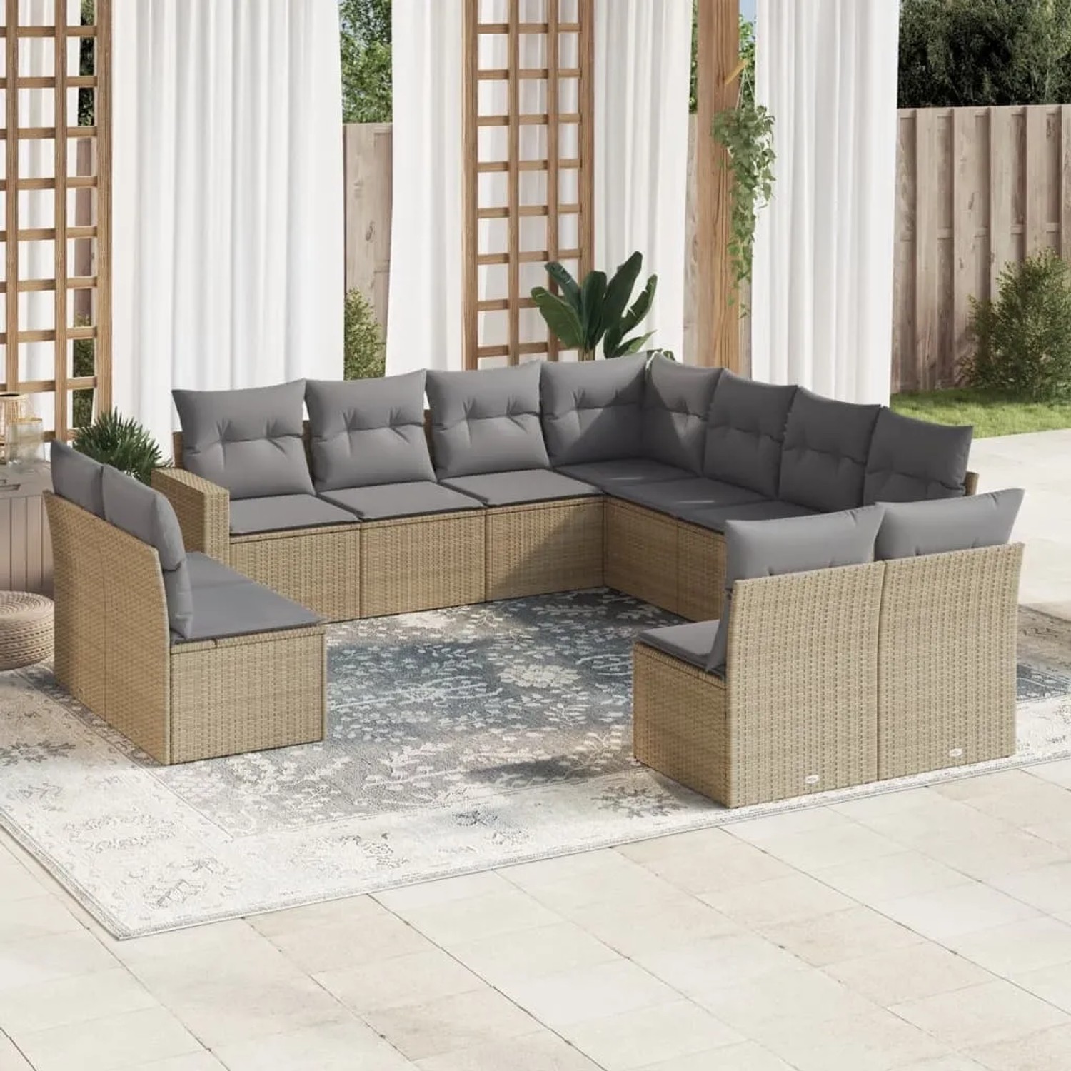 Beige 11-tlg. Garten-Sofagarnitur aus Rattan mit grauen Kissen für Terrasse und Garten.